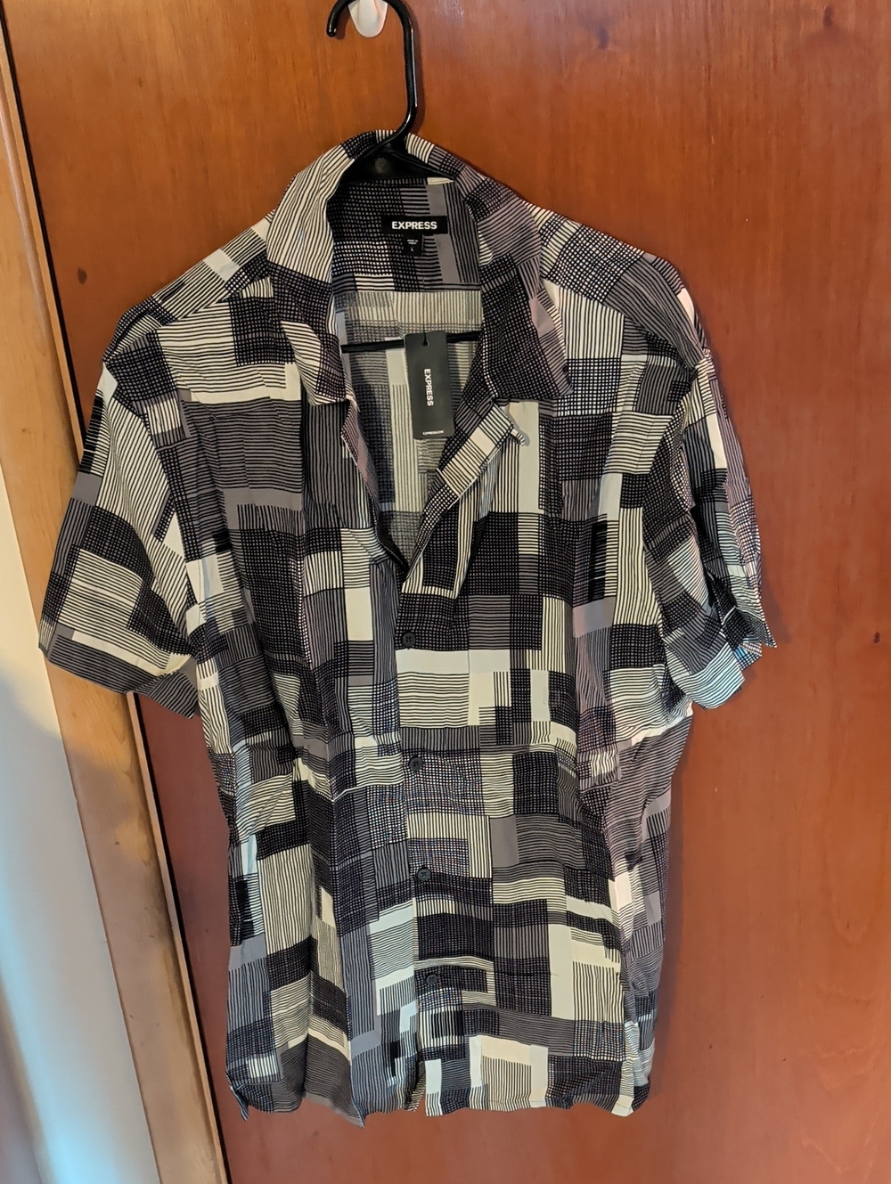 Express Men’s Black and White Geometric Short-Sleeve Button-Up Shirt